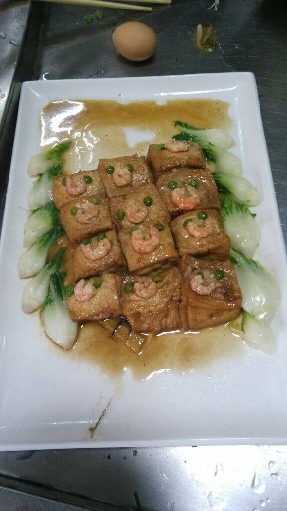 镜箱豆腐,最后摆盘,就好了,第一次发菜谱,没做好准备,中途没有图片,只有一张做好的图片。不好意思。