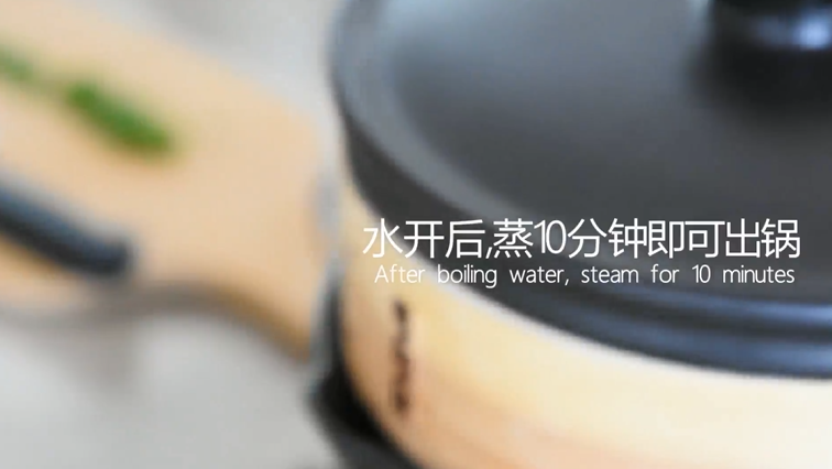适合夏天在家做的家常菜——肉末蒸豆腐,水开后,蒸10分钟即可出锅