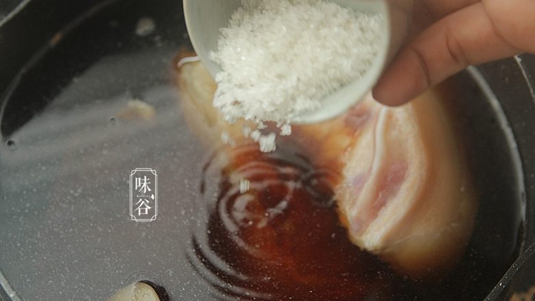 下酒小菜~凉拌猪耳,放入白<a style='color:red;display:inline-block;' href='/shicai/ 10588'>糖</a>;