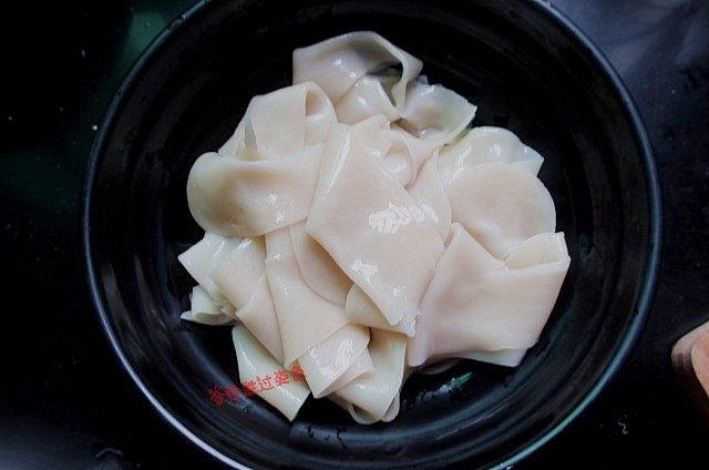 饺子皮变身油泼面,煮好的面片过一下凉水,保持面条弹性