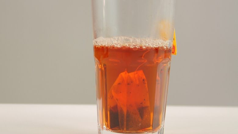 乌龙玛奇朵,乌龙茶用开水泡开,2杯400ml的杯子,倒2/3即可,留出放奶油的位置。