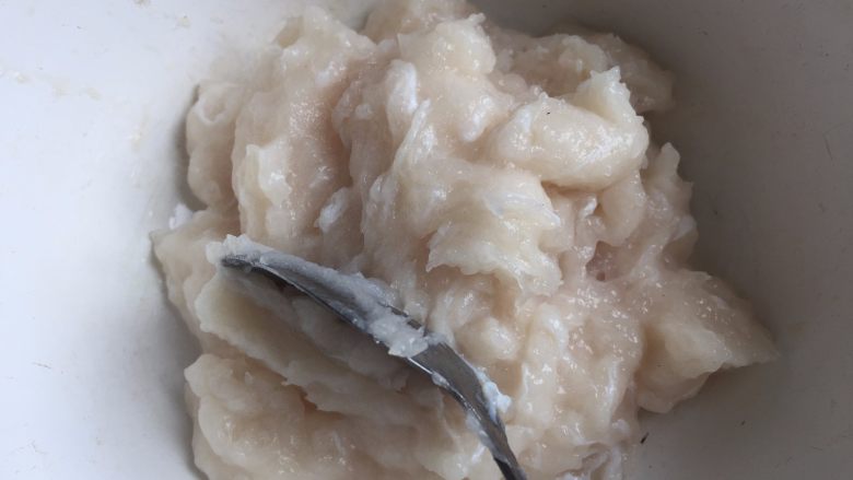 自制鱼豆腐,这是搅打好的鱼泥,非常细腻