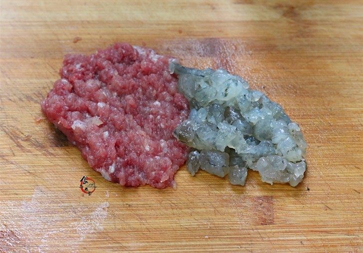 晶莹剔透又鲜又爽的水晶虾饺,鲜肉洗净剁碎,取一部分虾仁剁碎