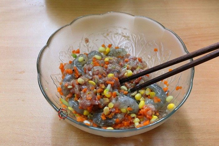 晶莹剔透又鲜又爽的水晶虾饺,玉米、胡萝卜倒入馅料中,调上少许<a style='color:red;display:inline-block;' href='/shicai/ 851'>橄榄油</a>,再次搅拌上劲,肉糜呈胶状,继续腌制一会