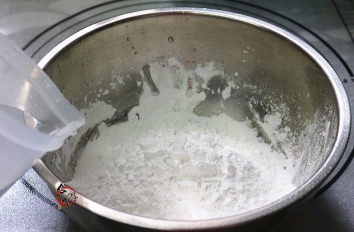 晶莹剔透又鲜又爽的水晶虾饺,取100克虾饺粉倒入盆中,加上200克开水烫熟