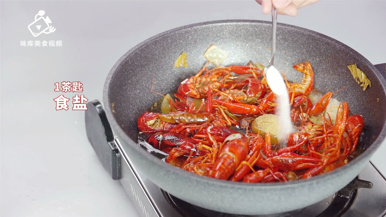 经典十三香小龙虾,这样做好吃到炸裂 ,加入一茶匙食盐