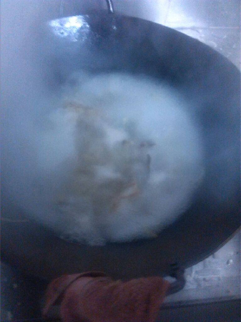 水煮活鱼,加入拍好的姜。慢煎一会。加入少许白酒。改大火。倒入开水或者高汤。一水瓢的量!