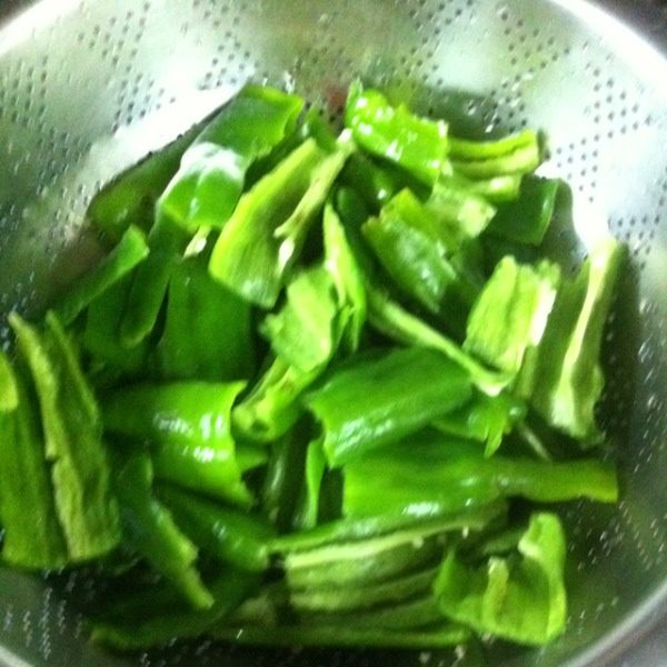 炒青椒,如图：青椒洗净切块。