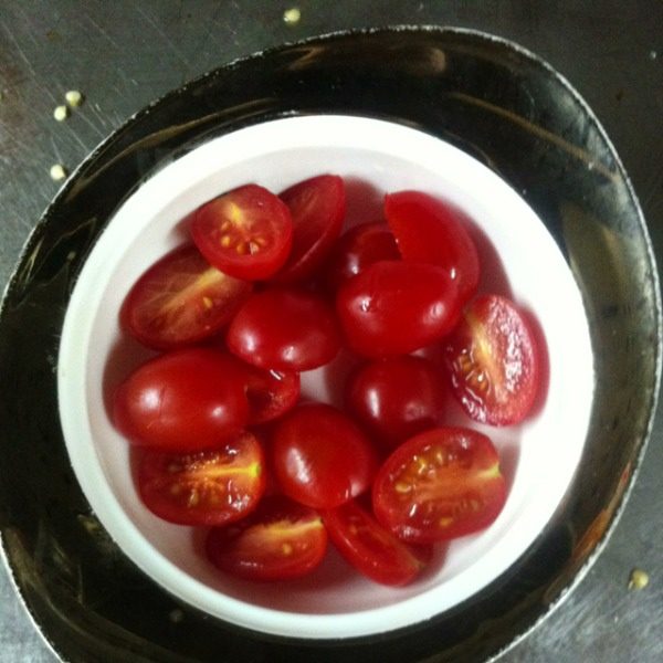 炒青椒,如图：<a style='color:red;display:inline-block;' href='/shicai/ 3438'>圣女果</a>对半切。