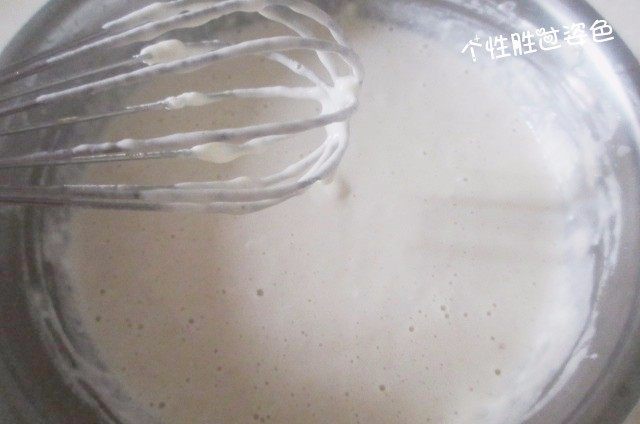 香辣南瓜丝饼,加入水,搅拌,成糊状即可,顺着搅拌器滴滴流下即可