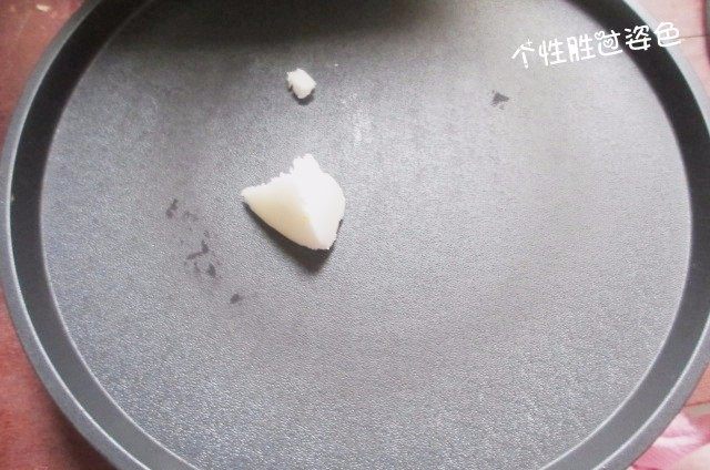 香辣南瓜丝饼,电饼当放少许猪油块融化