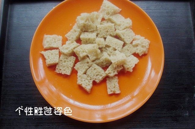 凉菜四拼盘,面筋切成块,放入锅内,加水、盐、五香粉、鸡精煮熟即可