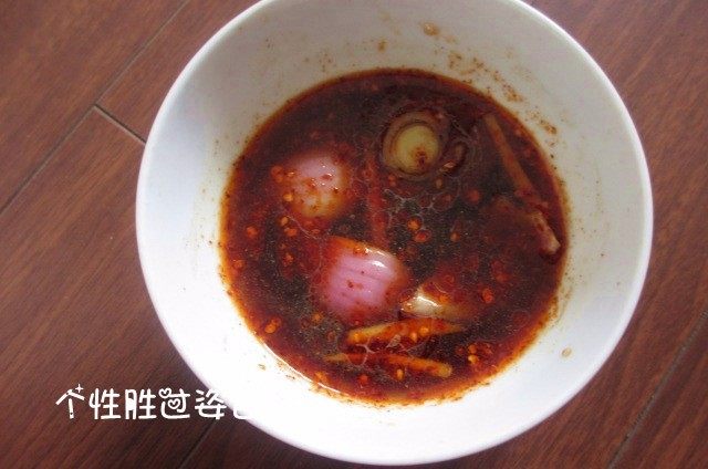 凉菜四拼盘,洋葱+姜+蒜瓣+耗油+醋+酱油+辣椒油+白糖+盐+少量凉白开调成汁