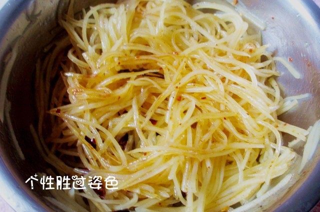 凉菜四拼盘,绰好的土豆丝,放入盐+胡椒+鸡精,倒入炸好的油