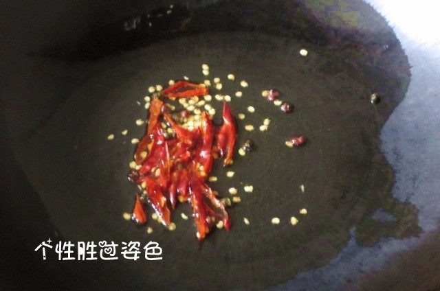 凉菜四拼盘,辣椒+花椒,放入少量油炸香