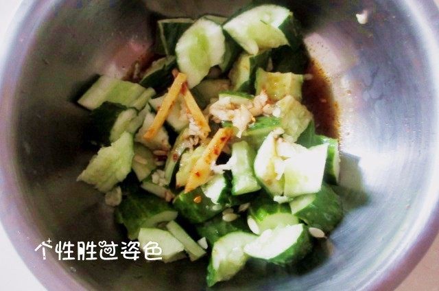 凉菜四拼盘, 黄瓜放入蒜末、姜丝倒入调好的汁,搅拌均匀即可
