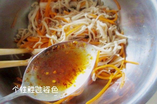 凉菜四拼盘,把绰好的金针菇、胡萝卜丝放入盆中,浇上调好的汁,搅拌均匀