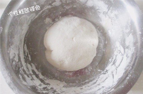 千层葱花酥饼,倒入冷水和成面团,盖保鲜膜醒30分钟