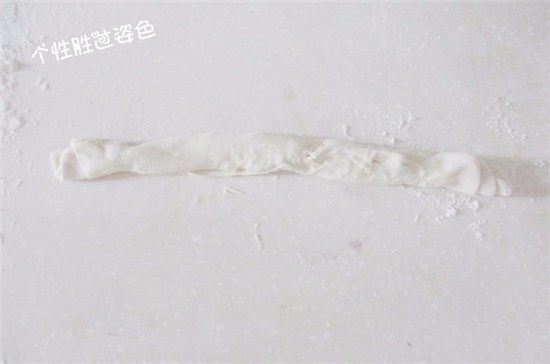 千层葱花酥饼,卷好后捏紧收口,