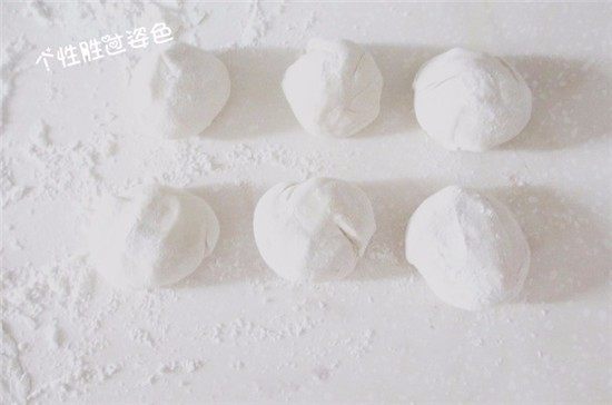 千层葱花酥饼,醒好的面团分成6个小面团,