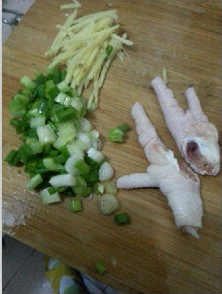 红烧鸡爪,用剪头把<a style='color:red;display:inline-block;' href='/shicai/ 89'>鸡爪</a>上的指甲剪掉，剁开两边，姜切丝（切片也行）葱切花