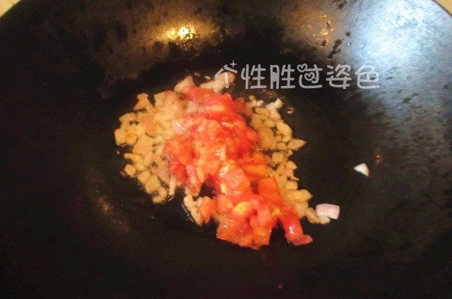 黑椒猪排,锅内倒油,洋葱爆香,倒入番茄