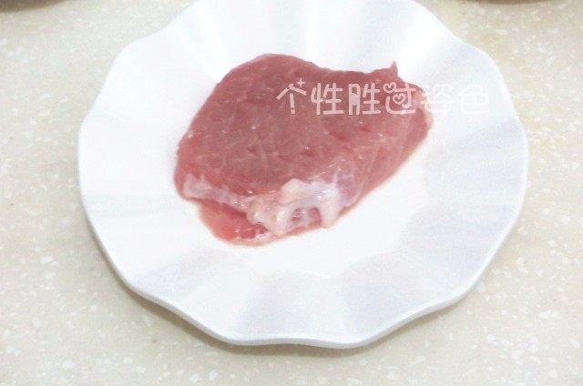 黑椒猪排,猪里脊一片,用牙签在肉上刺,保证腌制汁料渗入