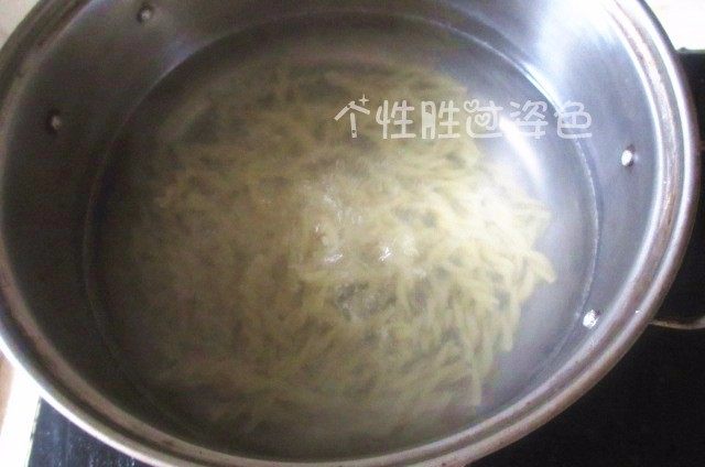 黑椒猪排,加水煮通心粉,大概十分钟能熟,煮熟后记得用冰水戳一下