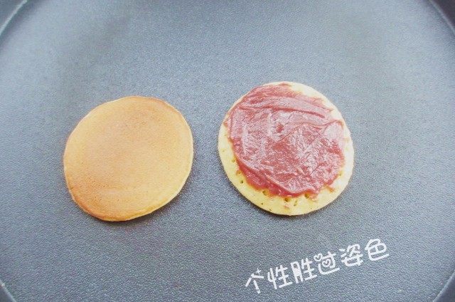 铜锣烧,将豆沙平均抹在其中一块,盖上另外一块即可