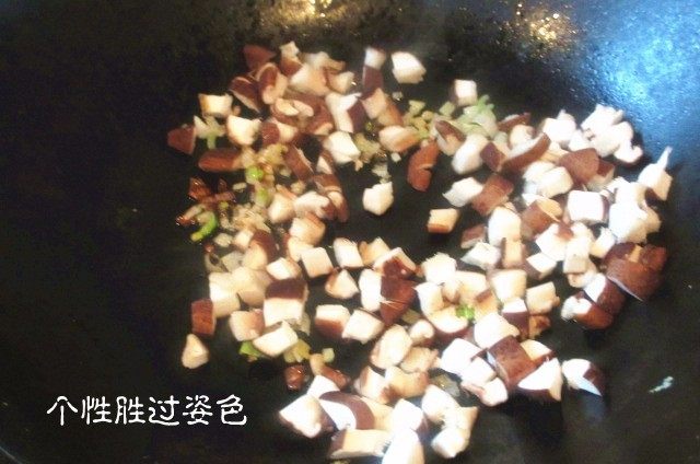 私房炒饭,倒入香菇丁翻炒,炒出香味
