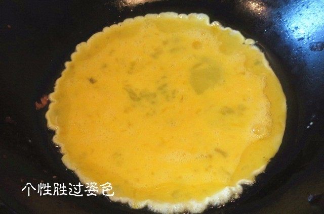 私房炒饭, 锅内放油，倒入鸡蛋液