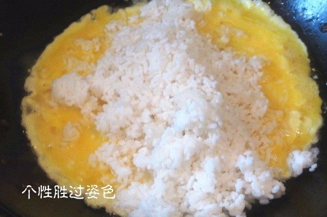 私房炒饭,鸡蛋液不凝结,快速倒入冷饭翻炒,炒好待用