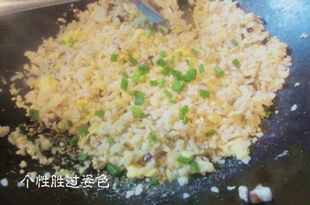 私房炒饭,出锅前,撒入葱花