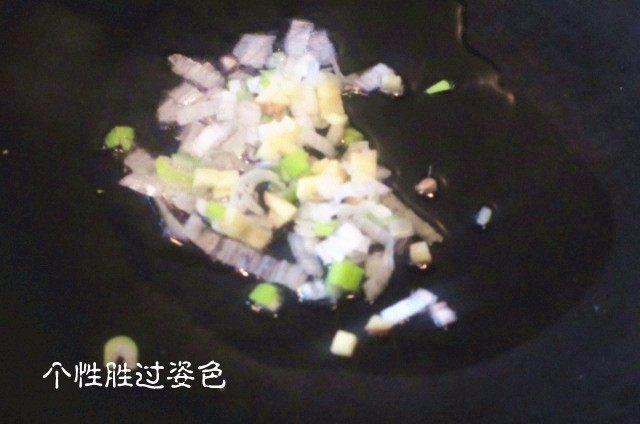 私房炒饭,锅内倒入油,放入葱沫、姜末爆香