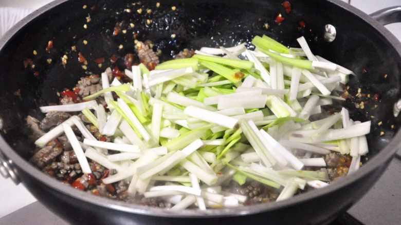 火爆腰花,倒入韭黄,翻炒入味。
