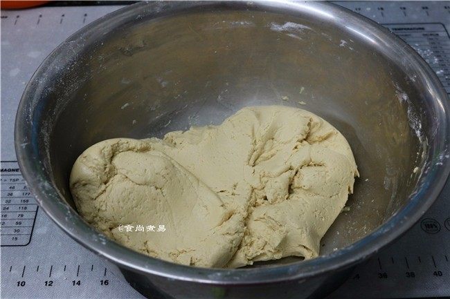 红糖油果,直至能揉成光滑的面团,面团揉的越均匀,炸出来的油果就越筋道软糯
