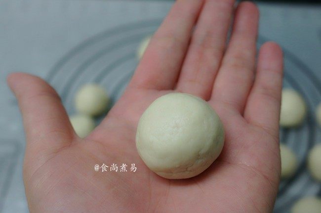 红糖油果,揪出一块小面团,再将粉团捏成一个个状似乒乓球大小的圆形粉团