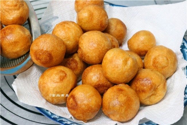 红糖油果,用厨房专用吸油纸,吸干多余的油分,即可食用