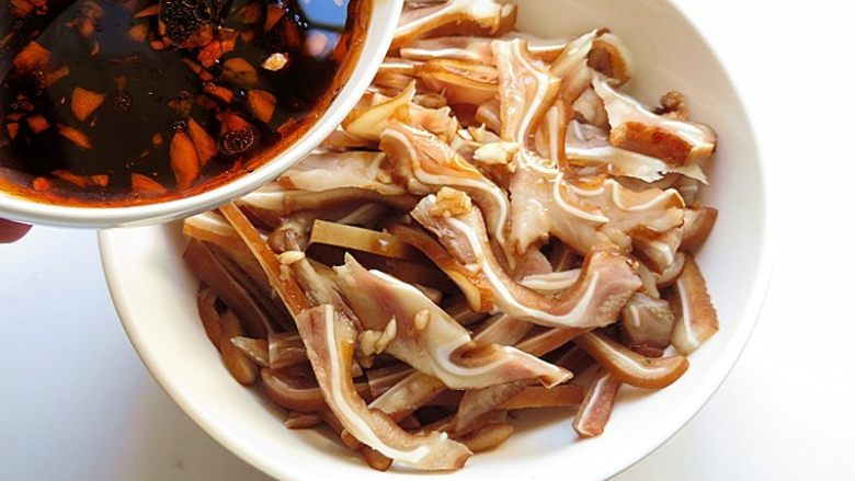 凉拌猪耳朵,浇上卤料汁调拌,也可以再加点香菜碎调拌