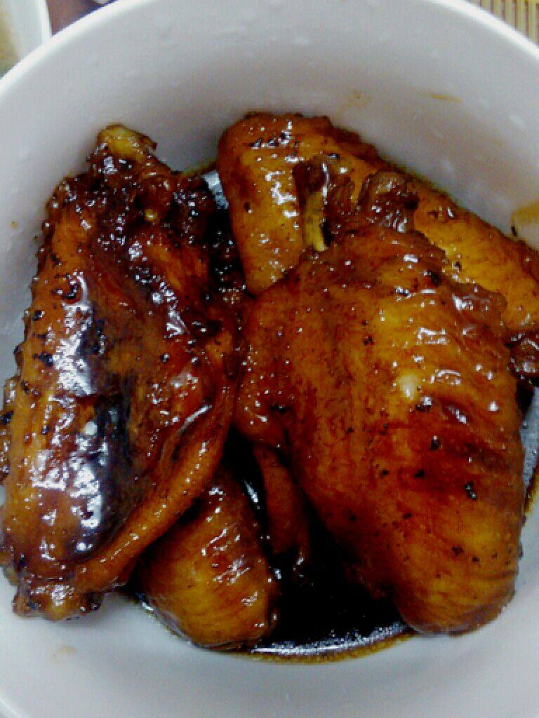 可乐鸡翅,倒入酱油少许，一罐<a style='color:red;display:inline-block;' href='/shicai/ 911'>可乐</a>，按下煮饭键，等跳闸就可以吃了