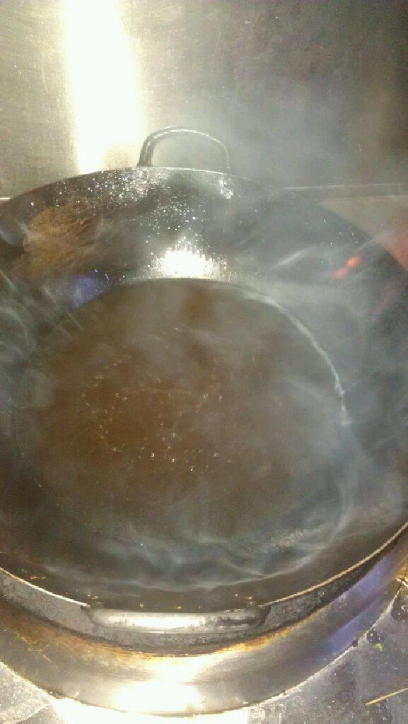 玉米烙,用洗干净的锅倒入油,烧至120度左右倒出。