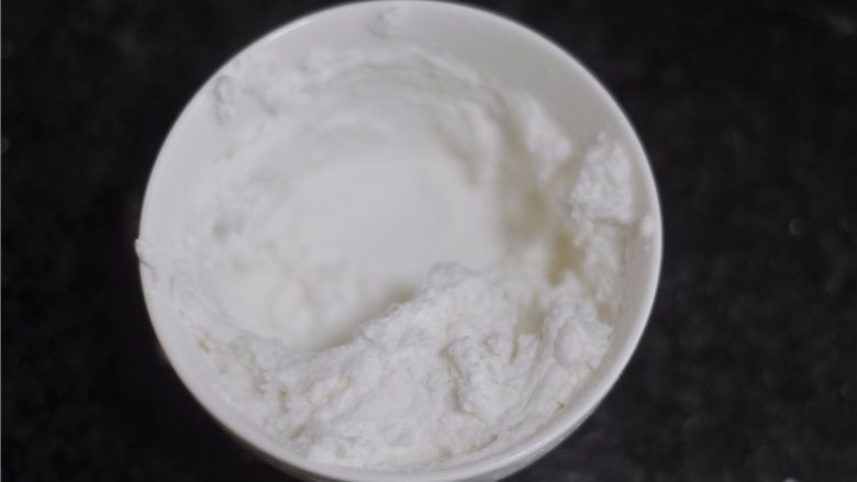 蔬菜汁彩虹甜甜圈,将糖霜材料中的蛋清放入盆中,先加入1/3糖粉,用勺子大致搅拌下,到糖霜都湿润后再打开打蛋器搅打
然后再分两次加入糖,一直打到很光泽的程度