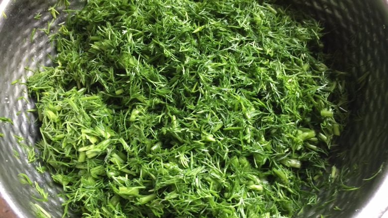 茴香盒子,切成小粒,加点盐腌制出水