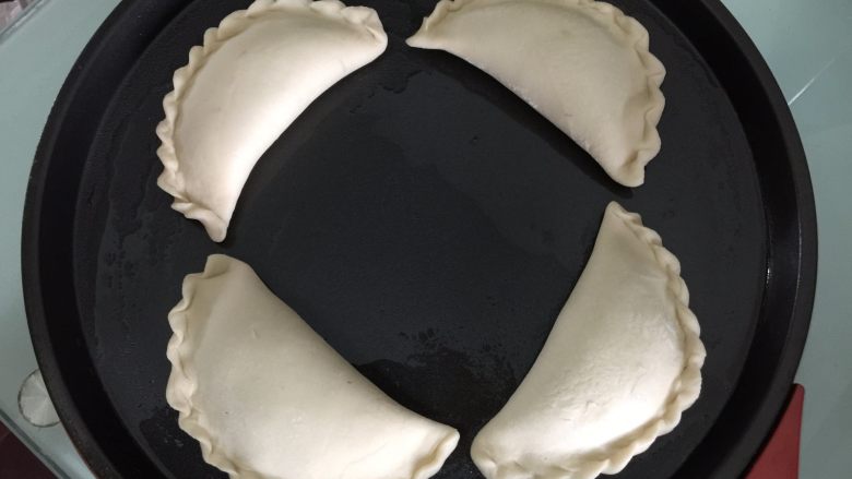 茴香盒子,放入电饼铛里,加热
