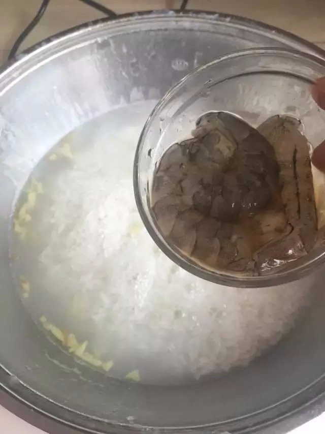 【虾仁海鲜粥】熨帖家人的胃,等粥熬至7成熟，放入虾仁