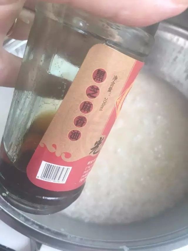 【虾仁海鲜粥】熨帖家人的胃,倒几滴<a style='color:red;display:inline-block;' href='/shicai/ 847'>香油</a>