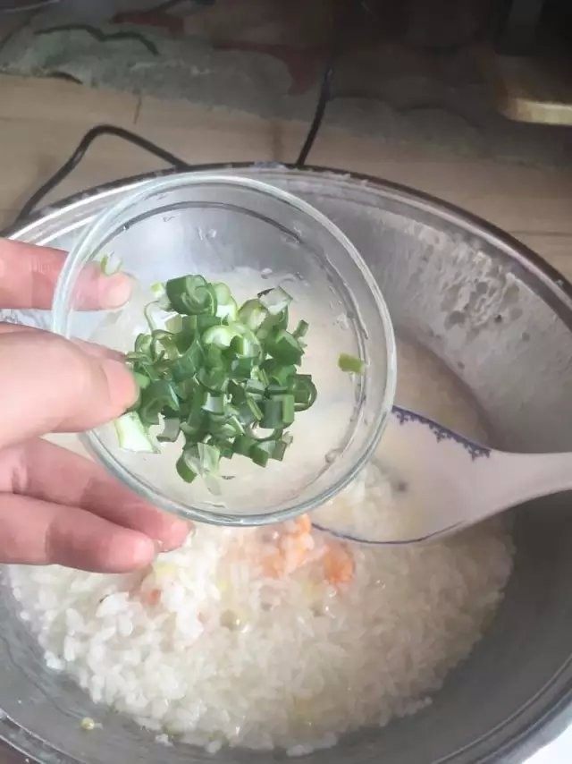 【虾仁海鲜粥】熨帖家人的胃,粥出锅前放入葱花即可。
