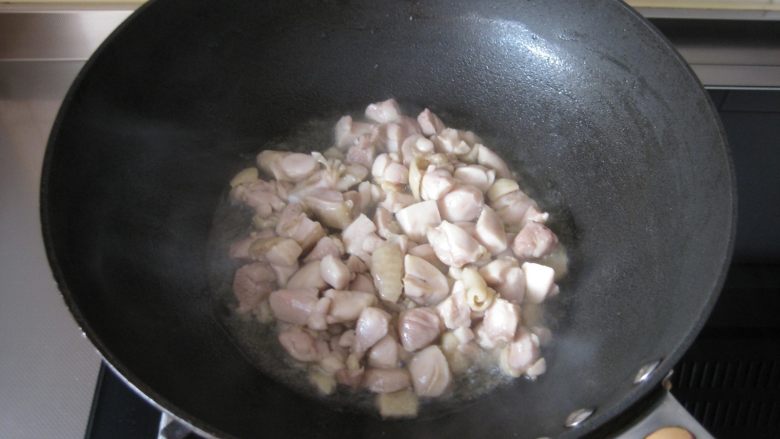 葡国鸡饭:在家复制香浓馥郁的异域美食,.炒锅烧热倒油,油热后放入鸡丁中火翻炒至鸡肉熟透。