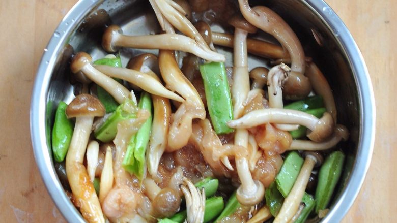 蟹味菇蒸鸡柳套餐,将鸡胸肉切丝后加入,全部拌匀。