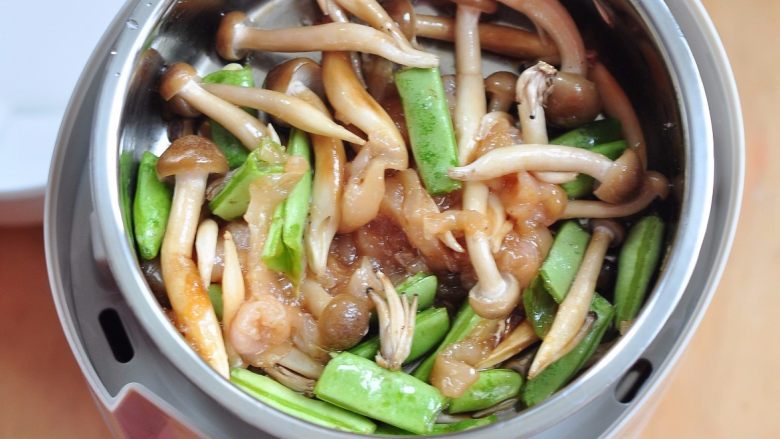 蟹味菇蒸鸡柳套餐,将饭盒的第二层撂好,将蔬菜放入,最后盖上顶盖。